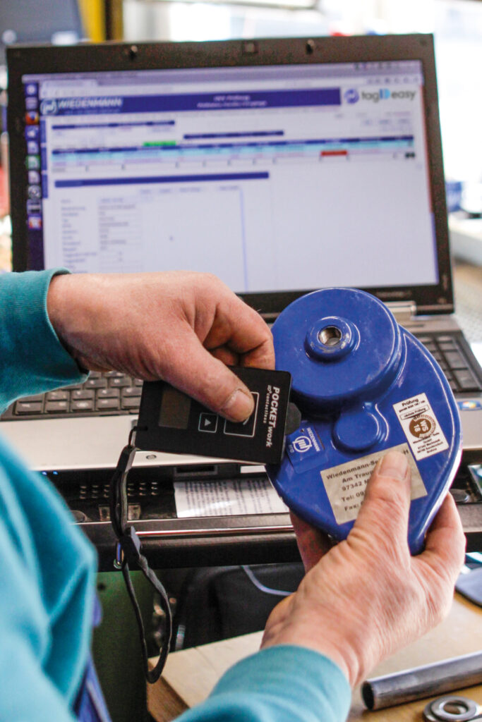 Arbeitsmittel richtig kennzeichnen ist entscheidend für ein sauberes Inventarmanagement.