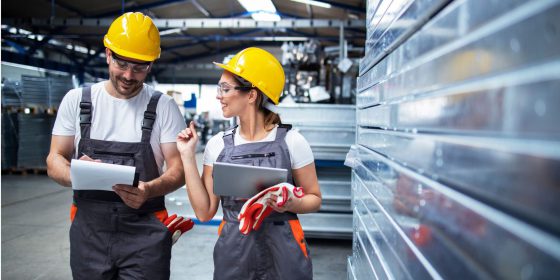 Verantwortliche UVV Prüfung mit Tablet und Software tagIDeasy